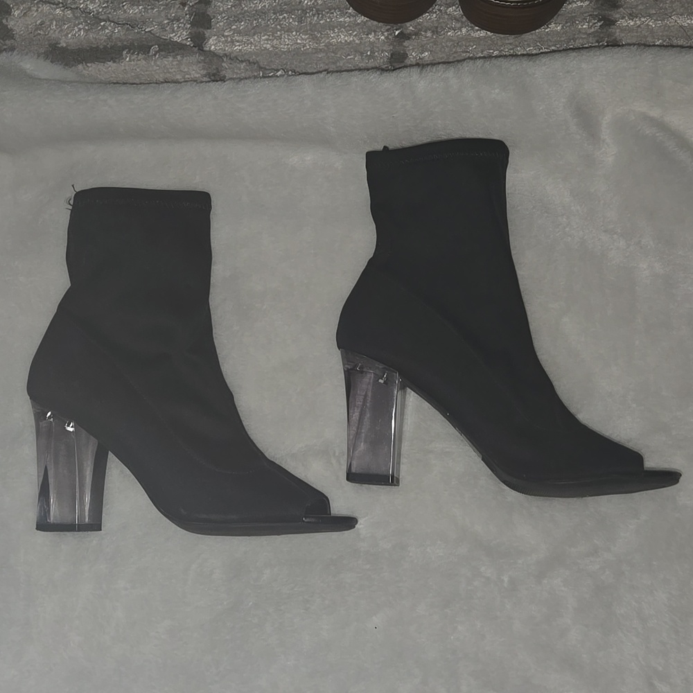 Black boots with opening on toe